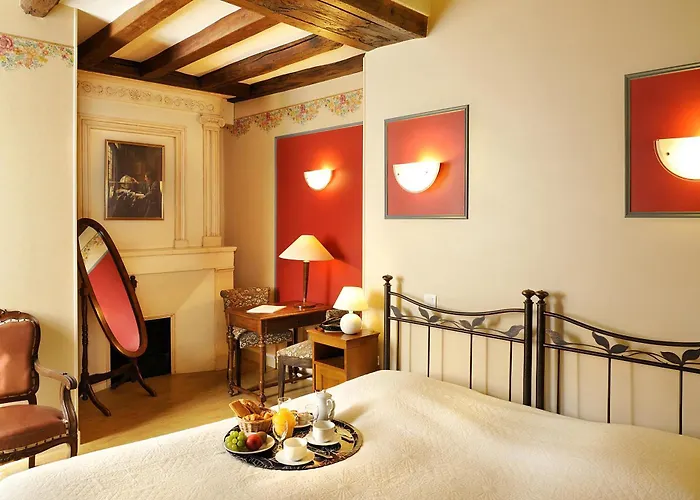 Logis Manoir De La Giraudiere