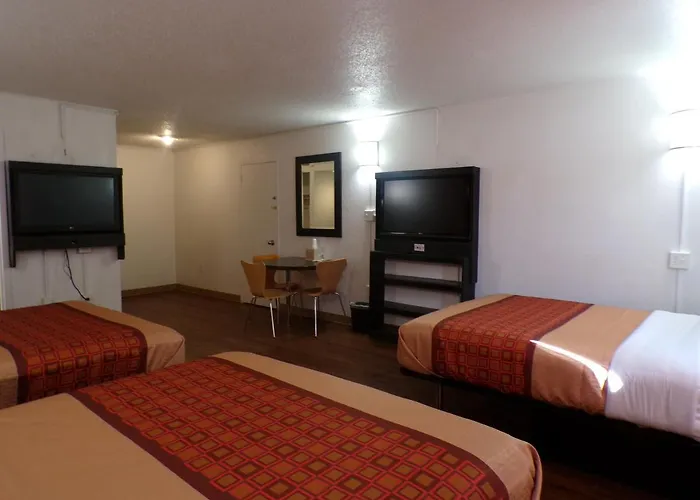 Regal 8 Inn & Suites