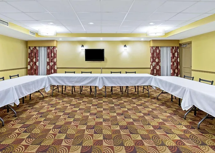 La Quinta By Wyndham Salina