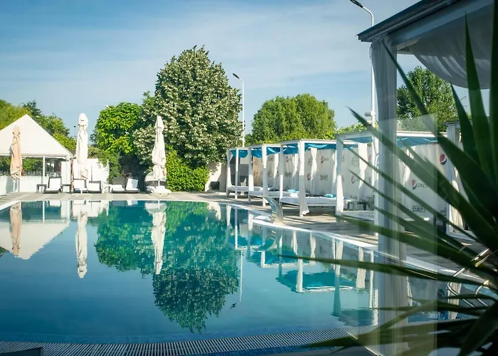 Unique Garden Hotel