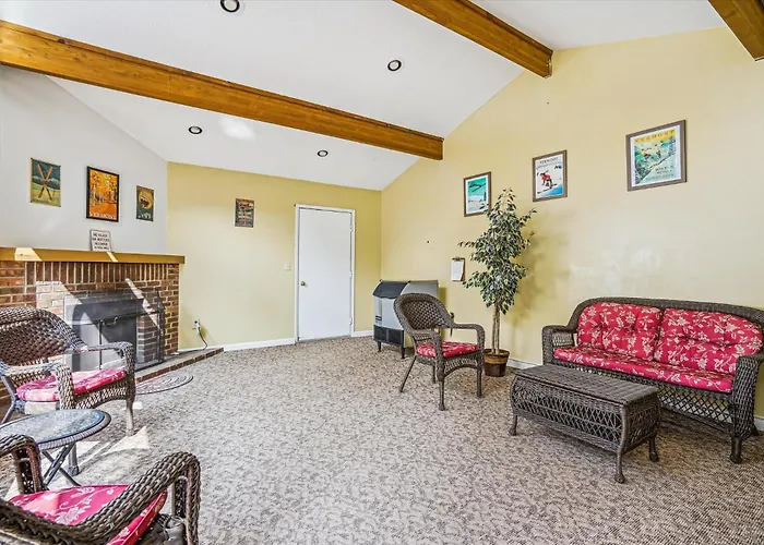 Cedarbrook Deluxe One Bedroom Suite Located On 2Nd Floor With Outdoor Heated Pool 21820
