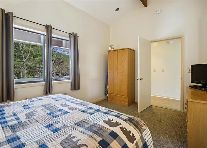 103 Cedarbrook One Bedroom Queen Suite