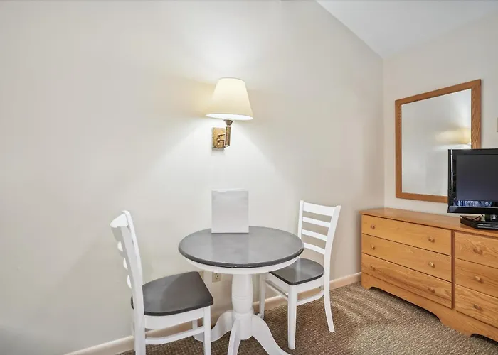210 Cedarbrook Queen Studio