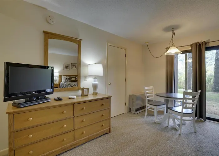 101 Cedarbrook Hotel Room