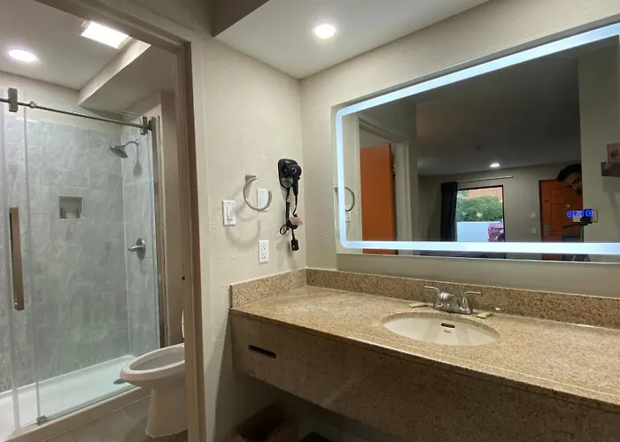 Brentwood Inn & Suites