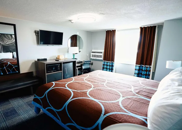 Super 8 By Wyndham Pueblo