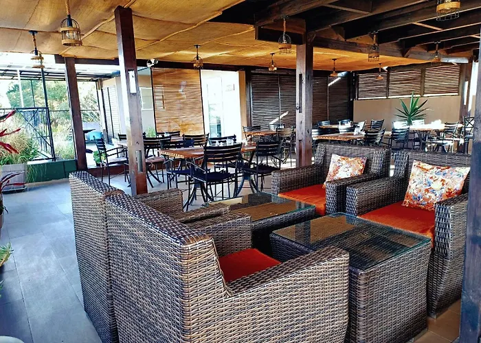 FLY INN Madagascar HOTEL - Navette GRATUITE H24 - à 300m de l'Aéroport International