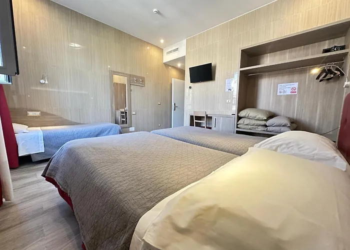 Hotel Midway