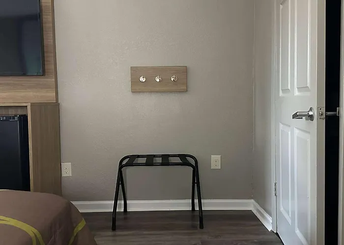 Super 8 By Wyndham Monroe