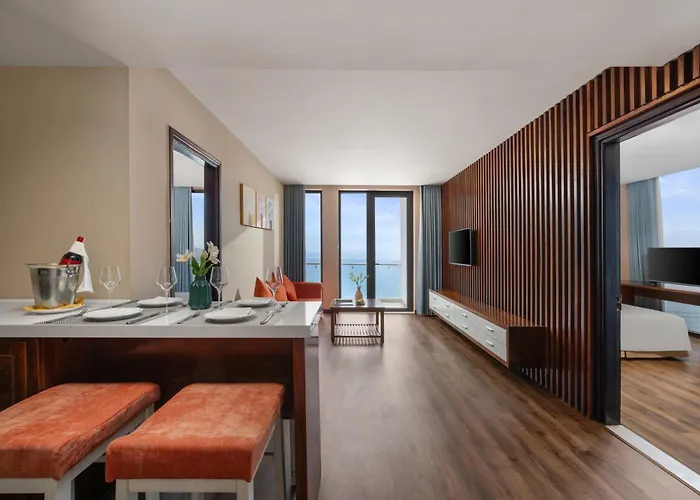 Yarra Ocean Suites Danang