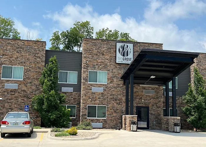 The Grove Inn And Suites