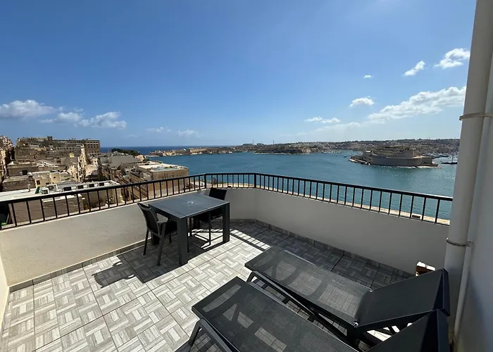 Grand Harbour Hotel