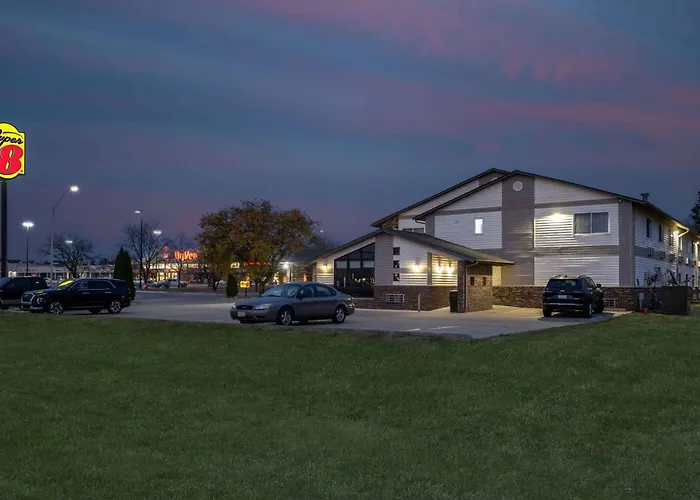Super 8 By Wyndham Waverly