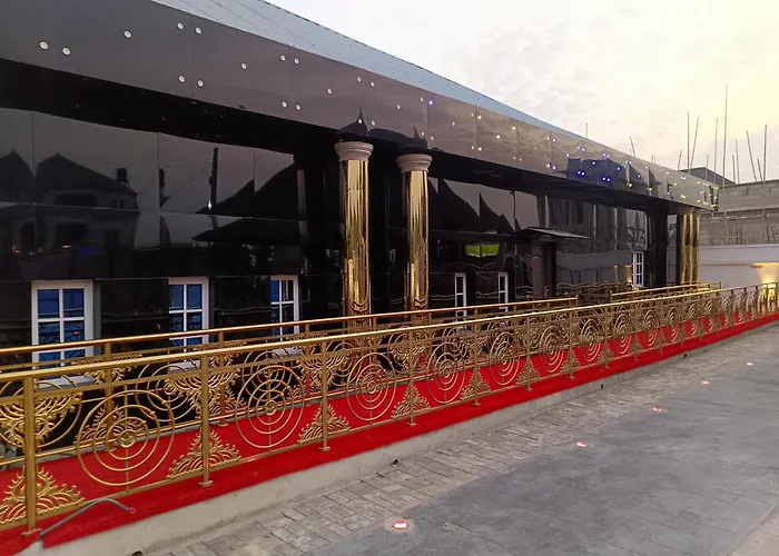 D-E Ambassador Luxury Hotel And Suite