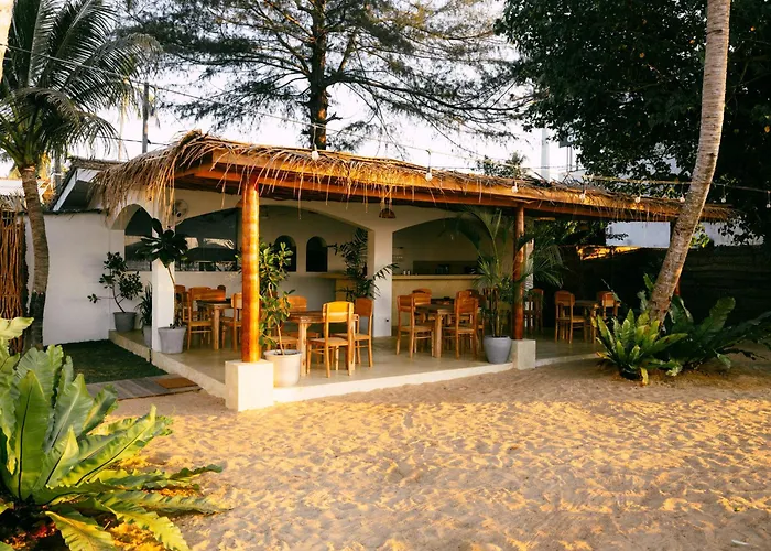 Blue Waves Surf House - Beach Hotel