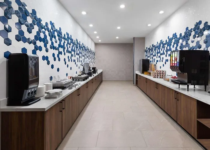 La Quinta Inn & Suites By Wyndham San Antonio At The Rim