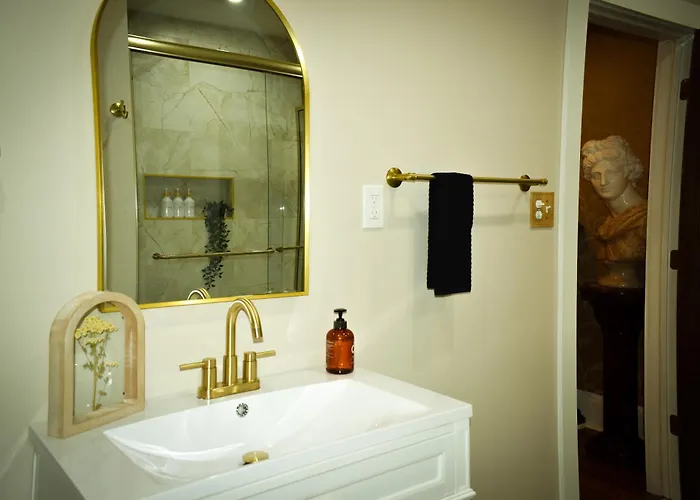 Chateau Connelsville Renaissance Era Suite