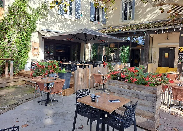 Logis Hotel Restaurant Les Platanes