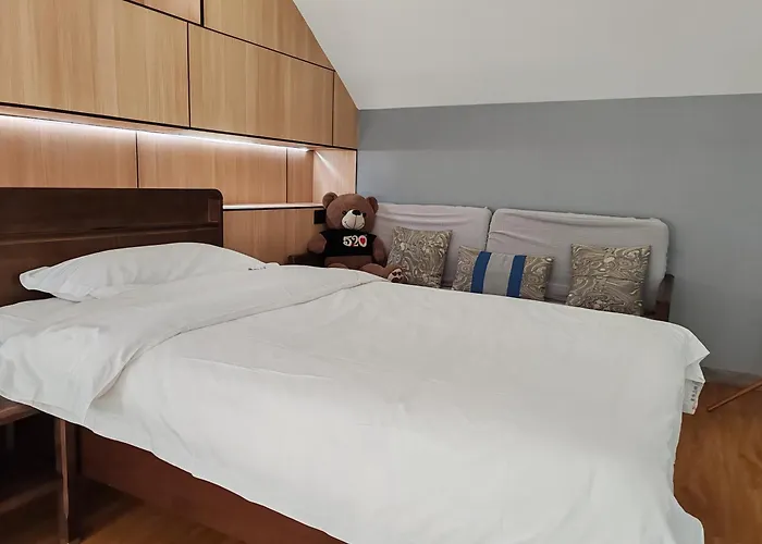 Qichi Waterfront B&B Hotel