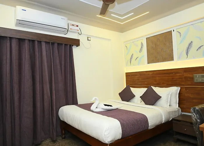 Hotel Maitreya Inn Near Cmc Hospital, Vit, Sripuram Temple,Naruvi Hospital