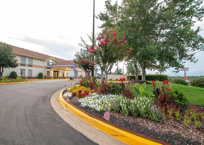 Days Inn & Suites By Wyndham Commerce