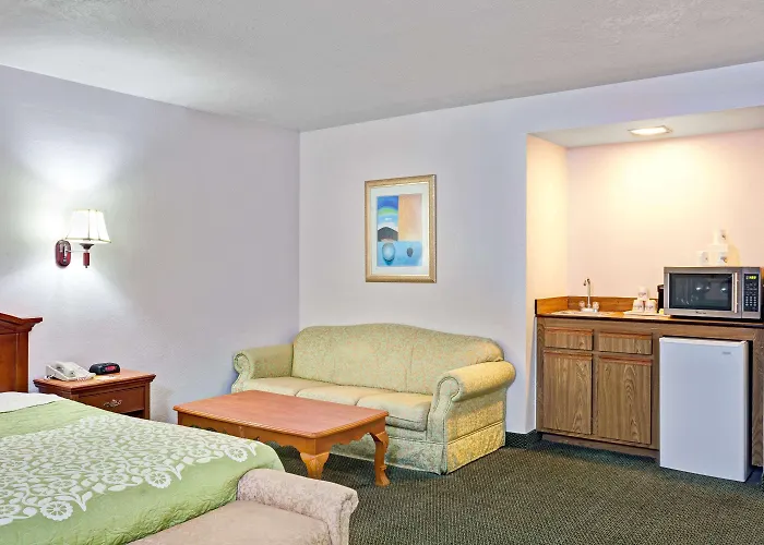 Days Inn & Suites By Wyndham Fullerton