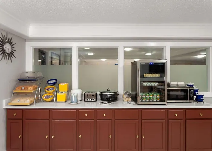 Days Inn & Suites By Wyndham Arlington Heights