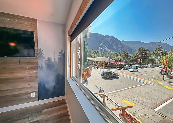 Crash Hotel Squamish