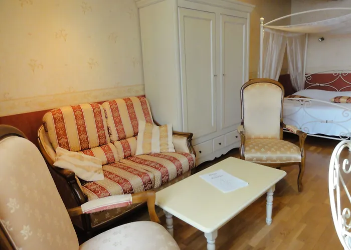 Logis Manoir De La Giraudiere