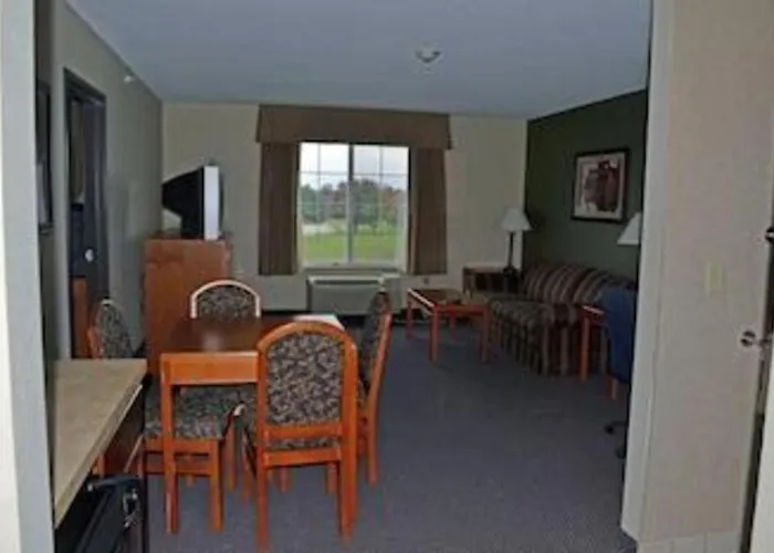 Paola Inn&Suites