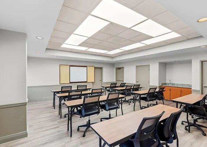 Days Inn & Suites By Wyndham Cedar Rapids