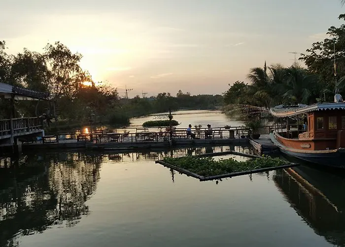 Country Lake View Hotel