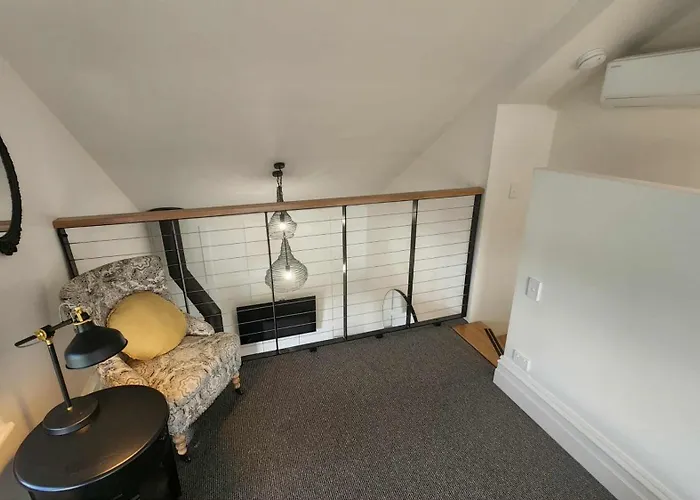 Magpie And Stump Hotel 'Nest Accommodation' And 1Km Offsite 'Loft 7' Studio