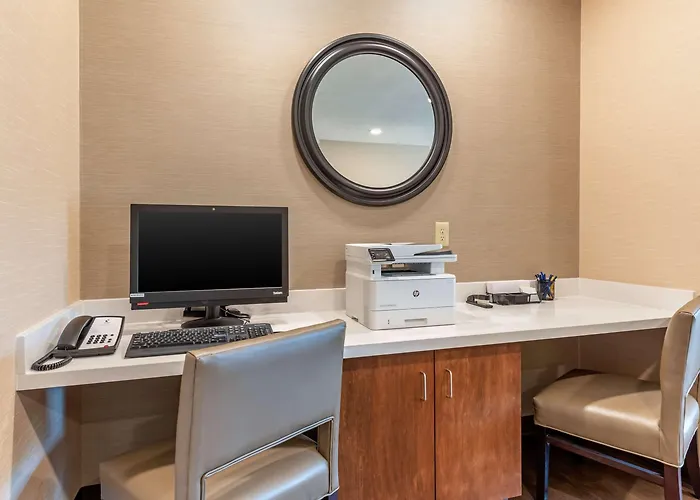 Comfort Inn & Suites Near Route 66