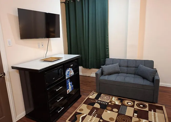 Rey'Z Hotel And Suites