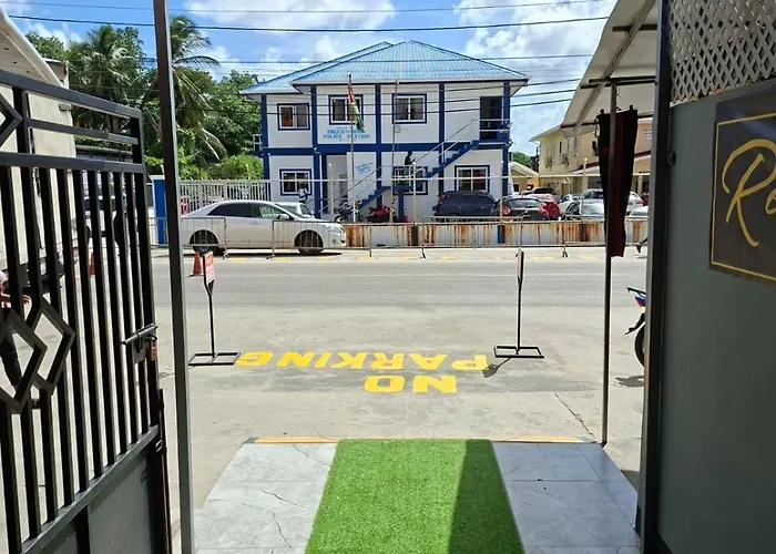 Rey'Z Hotel And Suites