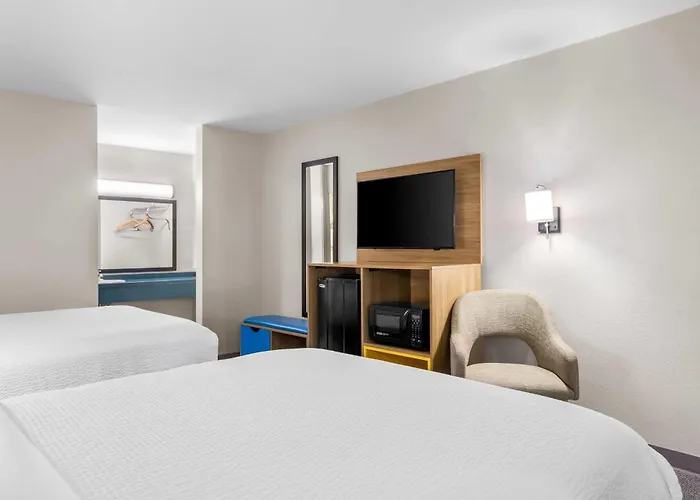 Days Inn By Wyndham Adel I-75
