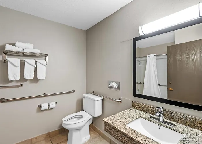 Days Inn & Suites By Wyndham Des Moines Airport