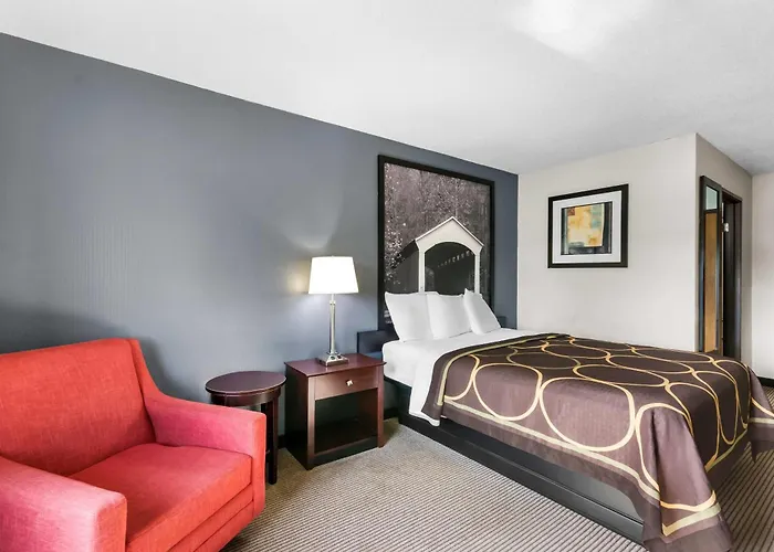 Super 8 By Wyndham Bloomington University Area