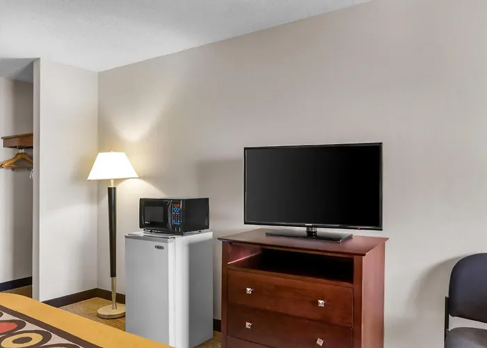 Super 8 By Wyndham Bloomington University Area