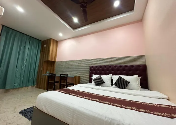 Hotel Maple Lawn