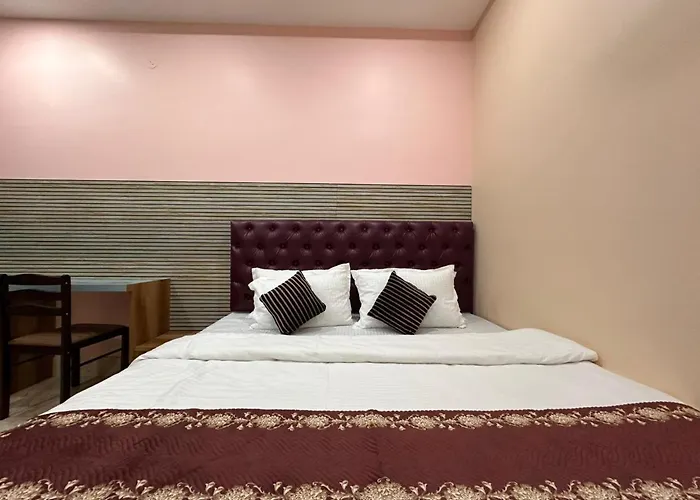 Hotel Maple Lawn
