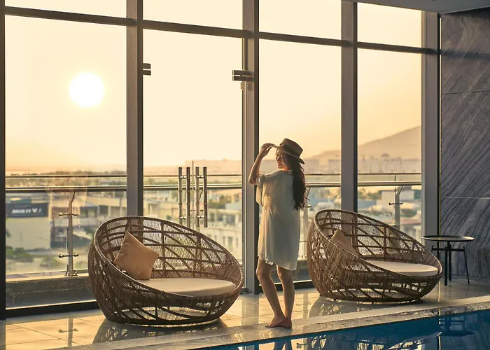 DeLaSea Ha Long Hotel - Modern Bayview Escape