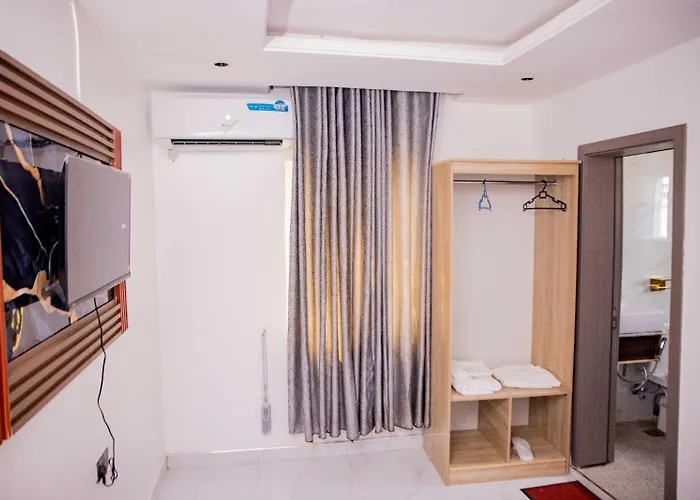 Dee Rocket Hotel & Lounge