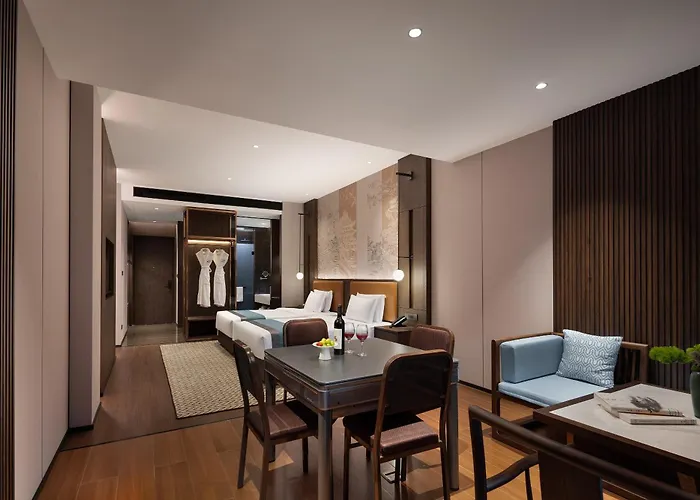 Phoenix Sky Pool Hotel-Newly Opened 2026 Free Pick-up Service Rooftop Infinity Pool Kids Playground On-site Café Near Fenghuang Scenic Area