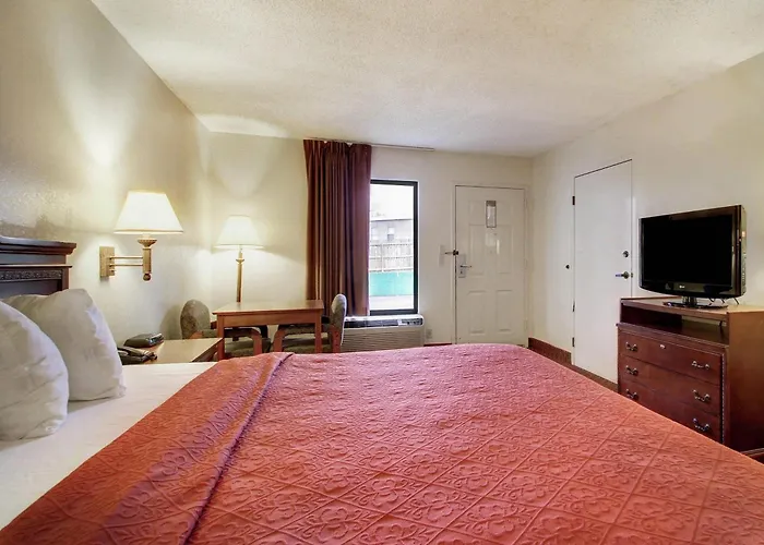 Quality Inn & Suites Clinton - Jackson West