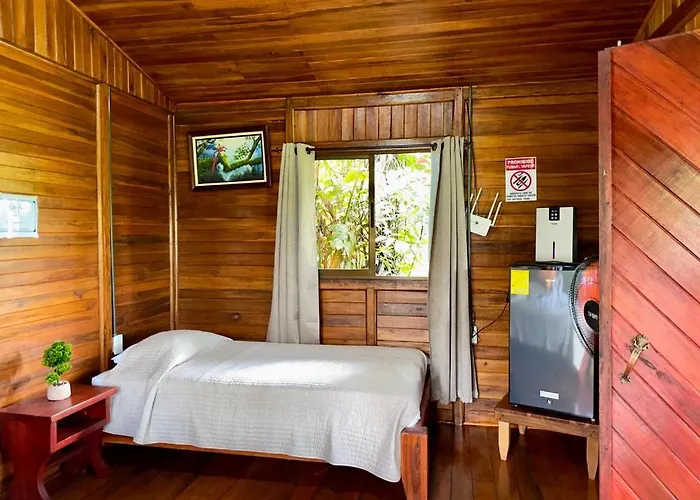 Cabanas Los Laguitos Rio Celeste