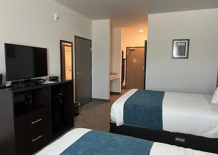 The Grove Inn And Suites