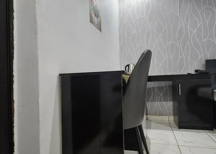 De Prominent Hotel & Suites