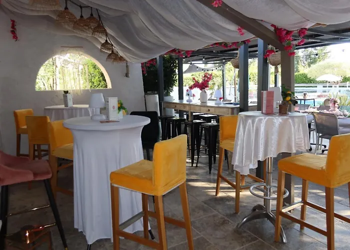 Les Aubuns Country Hotel